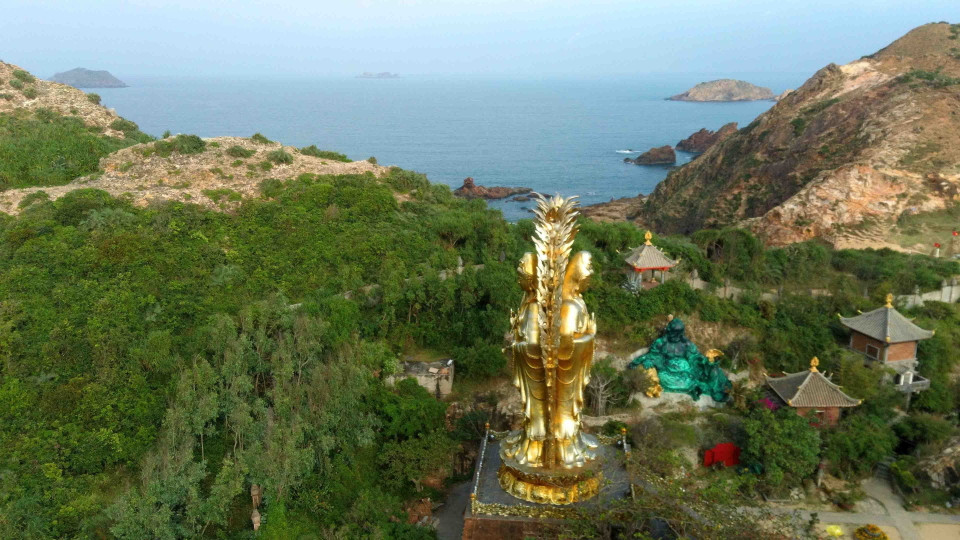 Một tượng quay về phía Nam đó là Quan Thế Âm Kiết Tường phù trợ cho rừng vàng, một tượng quay về phía Bắc là Quan Thế Âm Nam Hải phù trợ cho biển bạc. (Ảnh: Nhật Anh/TTXVN)