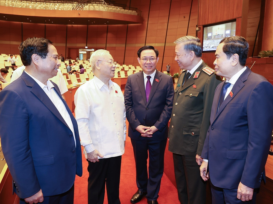 Tổng Bí thư Nguyễn Phú Trọng và các đồng chí lãnh đạo Đảng, Nhà nước trao đổi với Bộ trưởng Bộ Công an Tô Lâm. (Ảnh: Doãn Tấn/TTXVN)
