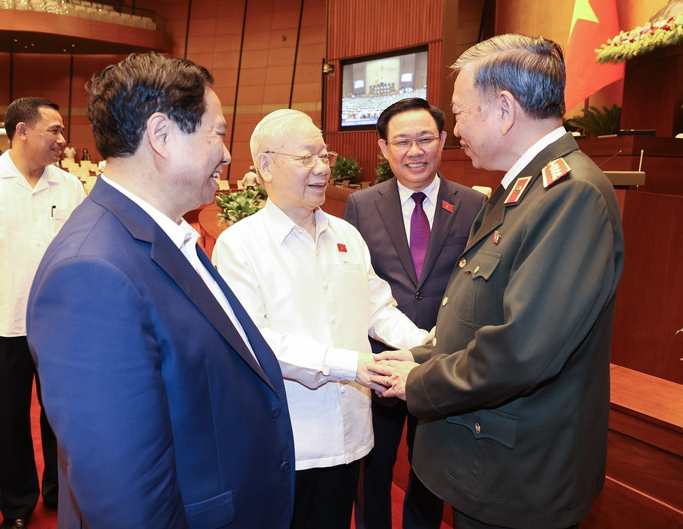 Tổng Bí thư Nguyễn Phú Trọng và các đồng chí lãnh đạo Đảng, Nhà nước trao đổi với Bộ trưởng Bộ Công an Tô Lâm. (Ảnh: Doãn Tấn/TTXVN)