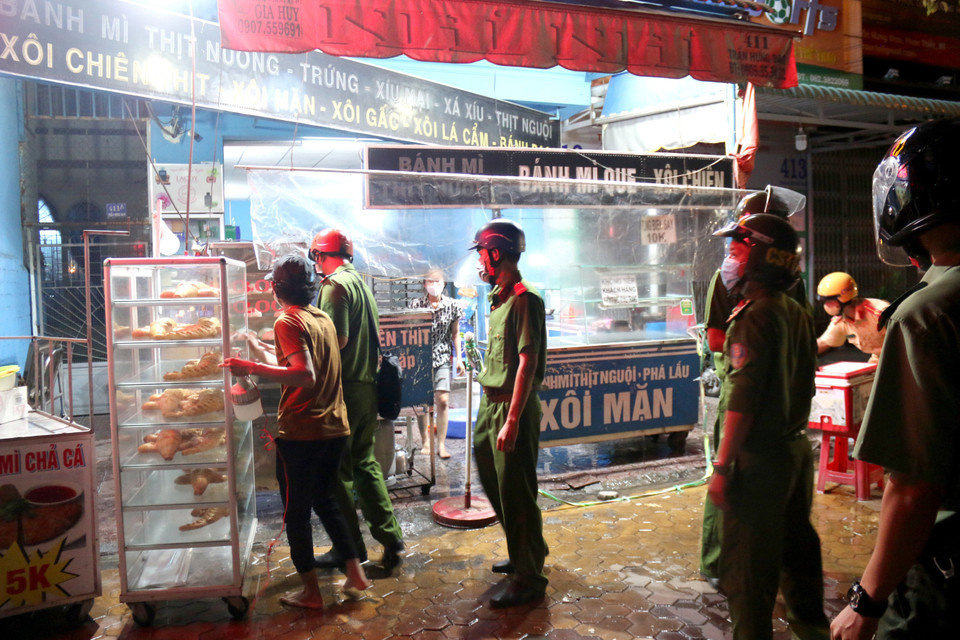 Nhắc nhở các hộ kinh doanh dừng hoạt động theo quy định. (Ảnh: Nguyễn Thanh/TTXVN)