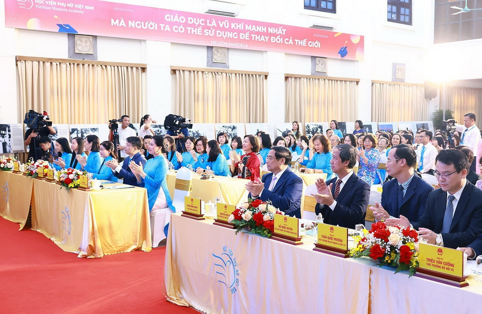 Thủ tướng Phạm Minh Chính và các đại biểu tham dự buổi gặp giảng viên, sinh viên Học viện Phụ nữ Việt Nam. (Ảnh: Dương Giang/TTXVN)