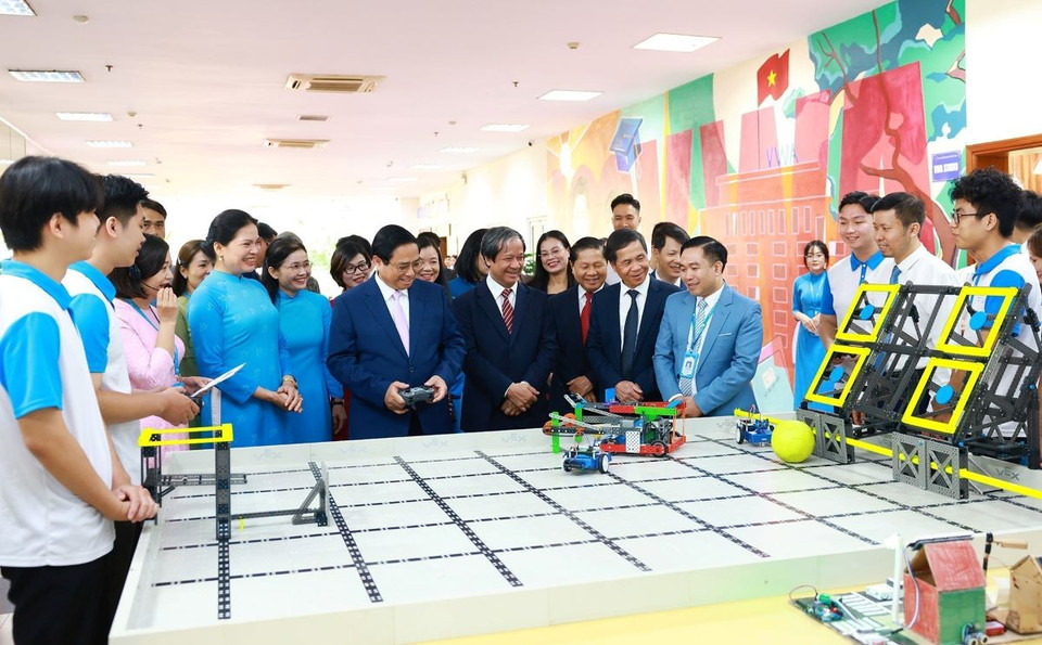 Thủ tướng Phạm Minh Chính trải nghiệm điều khiển robot tại Học viện Phụ nữ Việt Nam. (Ảnh: Dương Giang/TTXVN)