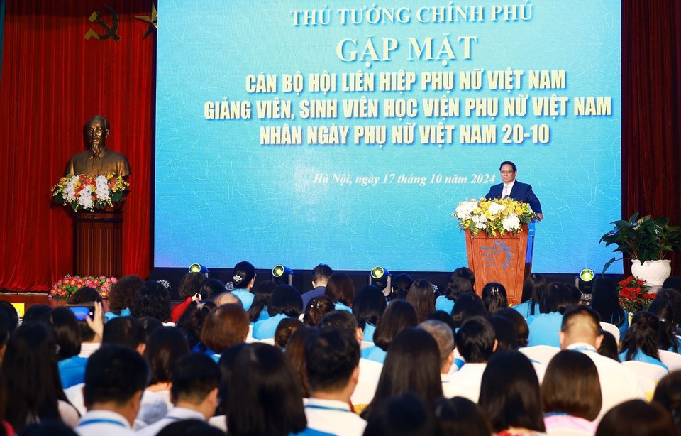 Thủ tướng Phạm Minh Chính chúc mừng, động viên cán bộ, giảng viên, sinh viên Học viện Phụ nữ Việt Nam. (Ảnh: Dương Giang/TTXVN)