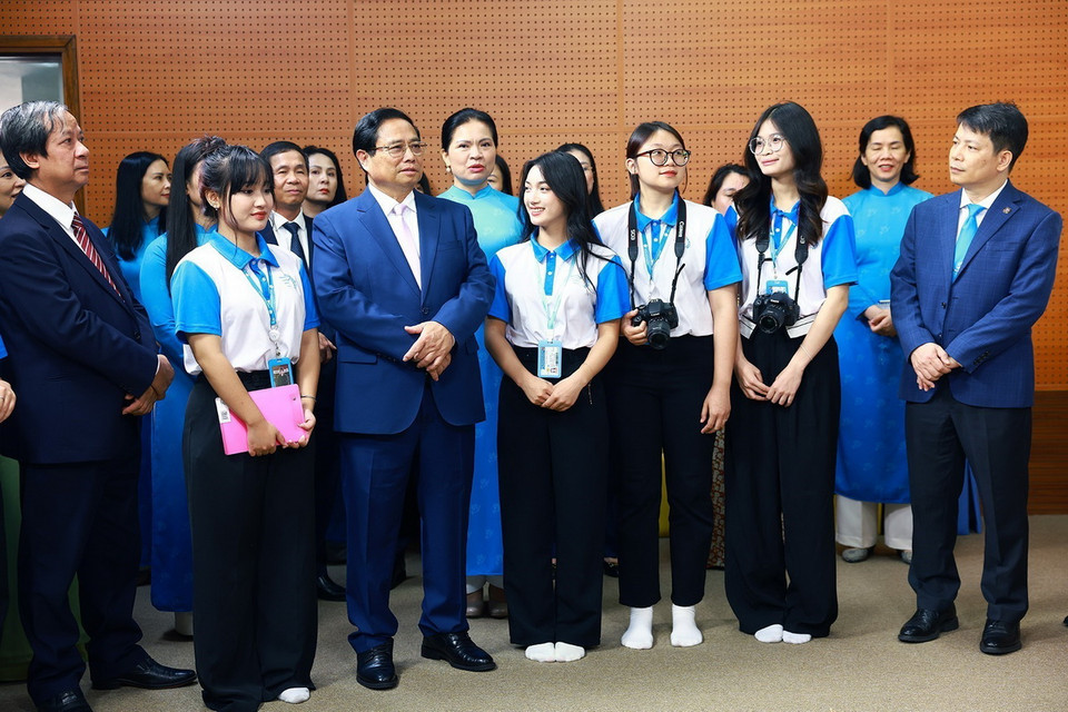 Thủ tướng Phạm Minh Chính trao đổi với sinh viên Học viện Phụ nữ Việt Nam. (Ảnh: Dương Giang/TTXVN)