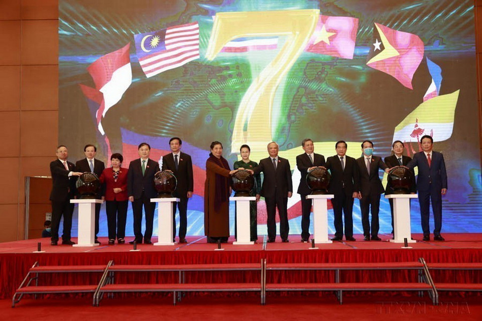 Chủ tịch Quốc hội Nguyễn Thị Kim Ngân và các đại biểu thực hiện nghi thức bấm nút khởi động trang thông tin điện tử, ứng dụng trên thiết bị di động của Năm Chủ tịch AIPA 2020 do Việt Nam tổ chức (13/8/2020). (Ảnh: Trọng Đức/TTXVN)