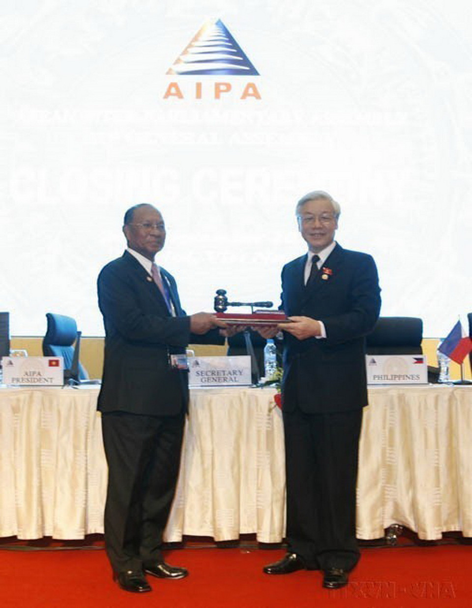 Chủ tịch Quốc hội Nguyễn Phú Trọng, Chủ tịch Đại hội đồng AIPA-31 bàn giao chức Chủ tịch AIPA-32 cho Chủ tịch Quốc hội Campuchia Heng Samrin (Hà Nội, ngày 24/9/2010). (Ảnh: Trí Dũng/TTXVN)