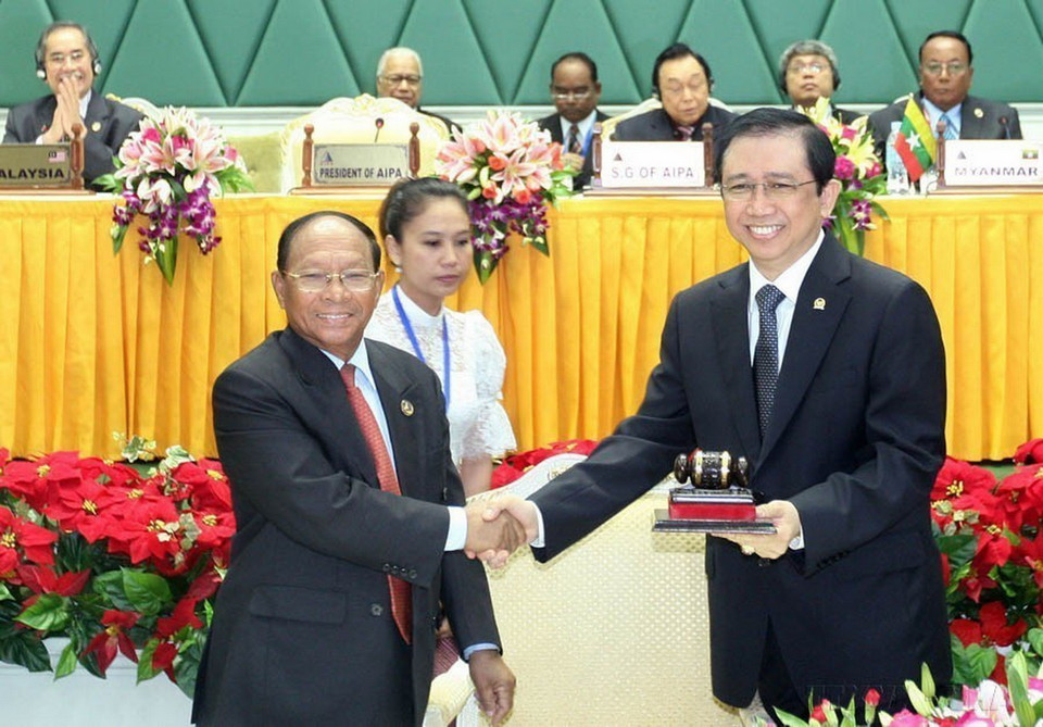 Chủ tịch Quốc hội Campuchia Heng Samrin, Chủ tịch AIPA-32 chuyển giao chức Chủ tịch AIPA cho Chủ tịch Quốc hội Indonesia Marzuki Alie tại lễ bế mạc Đại Hội đồng Liên Nghị viện các nước Đông Nam Á lần thứ 32 (AIPA-32) ở thủ đô Phnom Penh, ngày 23/9/2011. (Ảnh: Nhan Sáng/TTXVN)