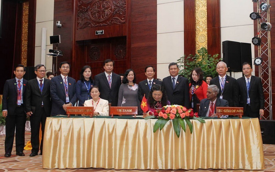 Phó Chủ tịch Quốc hội Tòng Thị Phóng ký Thông cáo chung của Đại hội tại Lễ bế mạc Đại hội đồng Liên Nghị viện Hiệp hội các quốc gia Đông Nam Á (AIPA-35), chiều 19/9/2014. (Ảnh: Nhan Sáng-TTXVN)