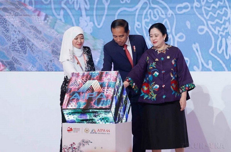 Tổng thống Indonesia Joko Widodo và Chủ tịch Hạ viện Indonesia Puan Maharani, Chủ tịch AIPA 2023 thực hiện nghi thức khai mạc Đại Hội đồng Liên Nghị viện các nước Đông Nam Á lần thứ 44 (AIPA-44) ở Thủ đô Jakarta, sáng 7/8/2023. (Ảnh: Doãn Tấn/TTXVN)