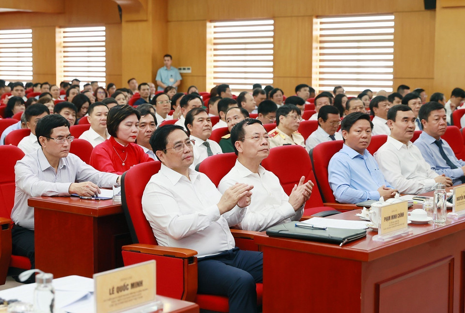 Thủ tướng Phạm Minh Chính và các đại biểu tham dự buổi làm việc với Hội Nhà báo Việt Nam. (Ảnh: Dương Giang/TTXVN)