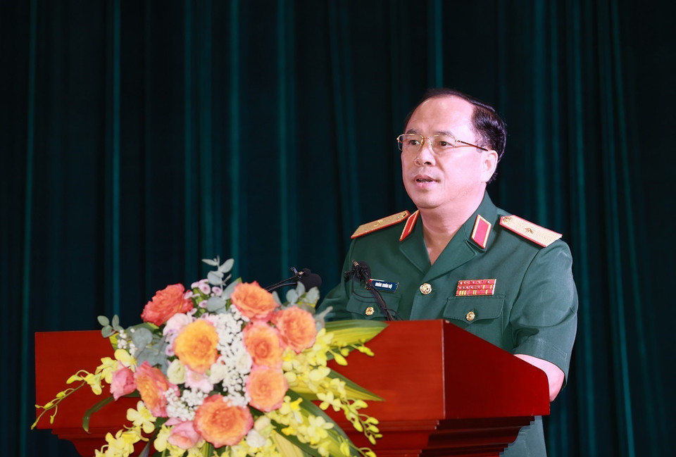 Thiếu tướng Đoàn Xuân Bộ, Tổng Biên tập Báo Quân đội nhân dân, báo cáo tham luận. (Ảnh: Dương Giang/TTXVN)