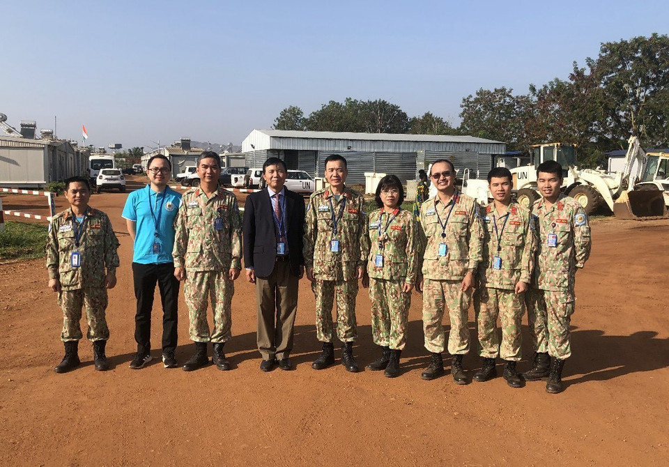 Đại sứ Đặng Đình Quý gặp gỡ các sỹ quan quân đội Việt Nam đang làm nhiệm vụ tại UNMISS. (Ảnh: TTXVN)