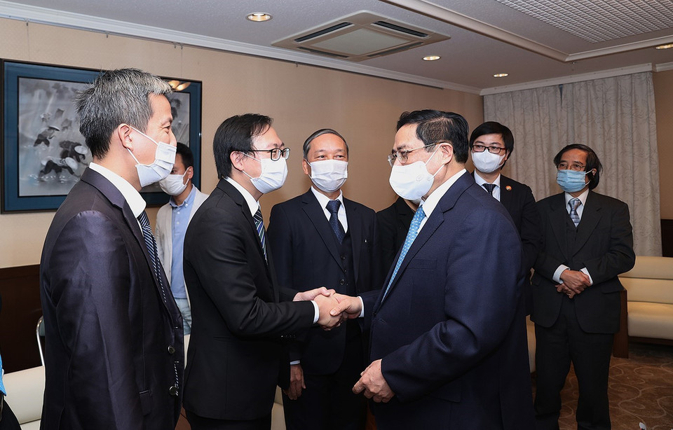 Thủ tướng gặp đại diện trí thức Việt Nam tại Nhật Bản. (Ảnh: Dương Giang/TTXVN)