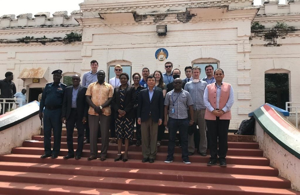 Đoàn công tác đến thăm Wau. (Ảnh: TTXVN)