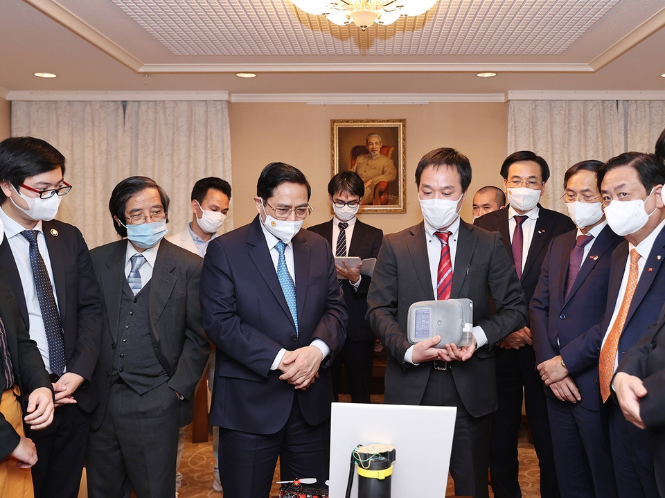 Trí thức Việt Nam tại Nhật Bản giới thiệu với Thủ tướng về các sáng chế công nghệ. (Ảnh: Dương Giang/TTXVN)