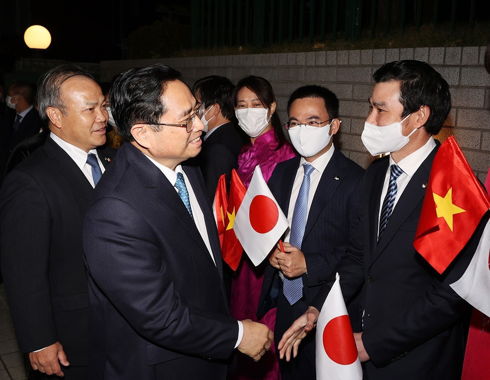 Thủ tướng Phạm Minh Chính với cán bộ, nhân viên Đại sứ quán Việt Nam tại Nhật Bản. (Ảnh: Dương Giang/TTXVN)