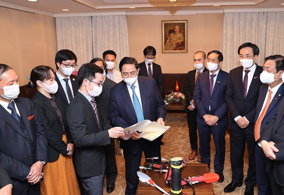 Thủ tướng Phạm Minh Chính xem các sáng chế công nghệ của trí thức Việt Nam tại Nhật Bản. (Ảnh: Dương Giang/TTXVN)