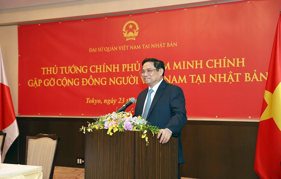 Thủ tướng Phạm Minh Chính nói chuyện với cán bộ, nhân viên Đại sứ quán và cộng đồng người Việt Nam tại Nhật Bản. (Ảnh: Dương Giang/TTXVN)
