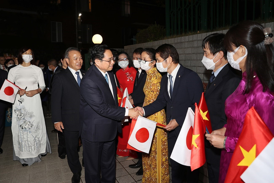 Thủ tướng Phạm Minh Chính với cán bộ, nhân viên Đại sứ quán Việt Nam tại Nhật Bản. (Ảnh: Dương Giang/TTXVN)