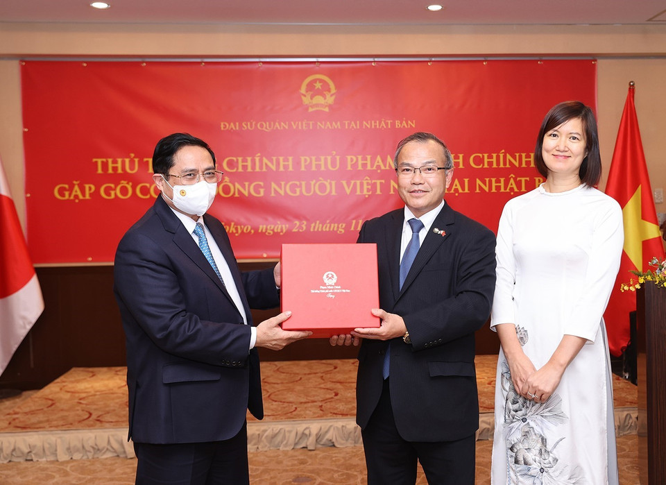 Thủ tướng Phạm Minh Chính tặng quà lưu niệm cho Đại sứ quán Việt Nam tại Nhật Bản. (Ảnh: Dương Giang/TTXVN)
