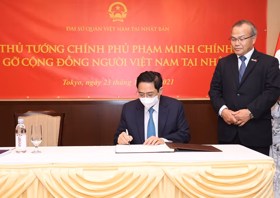 Thủ tướng Phạm Minh Chính viết sổ lưu bút danh dự tại Đại sứ quán Việt Nam tại Nhật Bản. (Ảnh: Dương Giang/TTXVN)