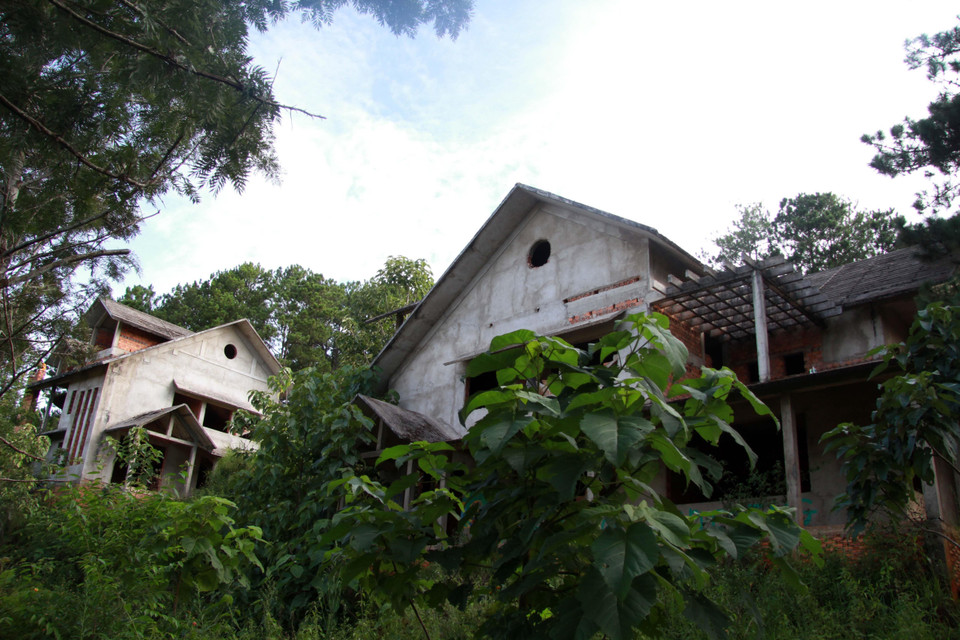 Biệt thự hoang phế ở hồ Tuyền Lâm. (Ảnh: Đặng Tuấn/TTXVN)