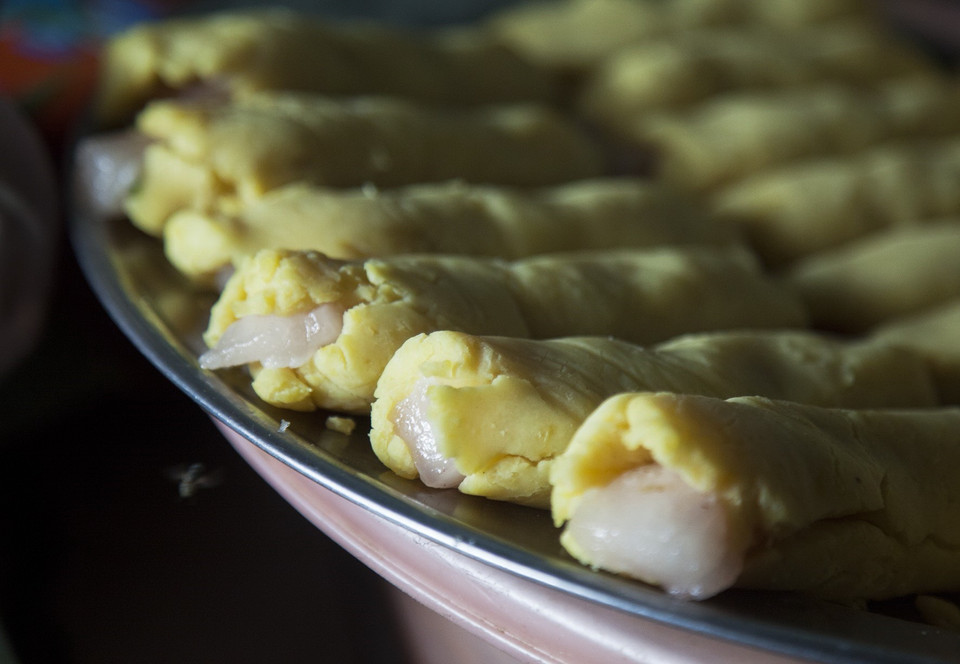 Nhân đậu xanh, thịt mỡ để gói bánh tét được chuẩn bị kỹ lưỡng. (Ảnh: Hồng Đạt/TTXVN)