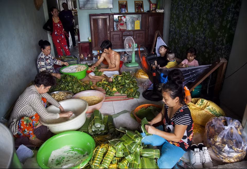 Đã từ hơn nửa thế kỷ qua, cứ vào tháng Chạp hàng năm, xóm bánh tét Phước Hòa (ấp Phước Hòa, xã Mong Thọ B, huyện Châu Thành, tỉnh Kiên Giang) lại rộn ràng vào mùa gói bánh tét, làm không khí đón Xuân trong đường làng, ngõ xóm thêm háo hức. Trong ảnh: Không khí quây quần gói bánh tét phục vụ cho thị trường Tết tại một gia đình ở làng Phước Hòa. (Ảnh: Hồng Đạt/TTXVN)