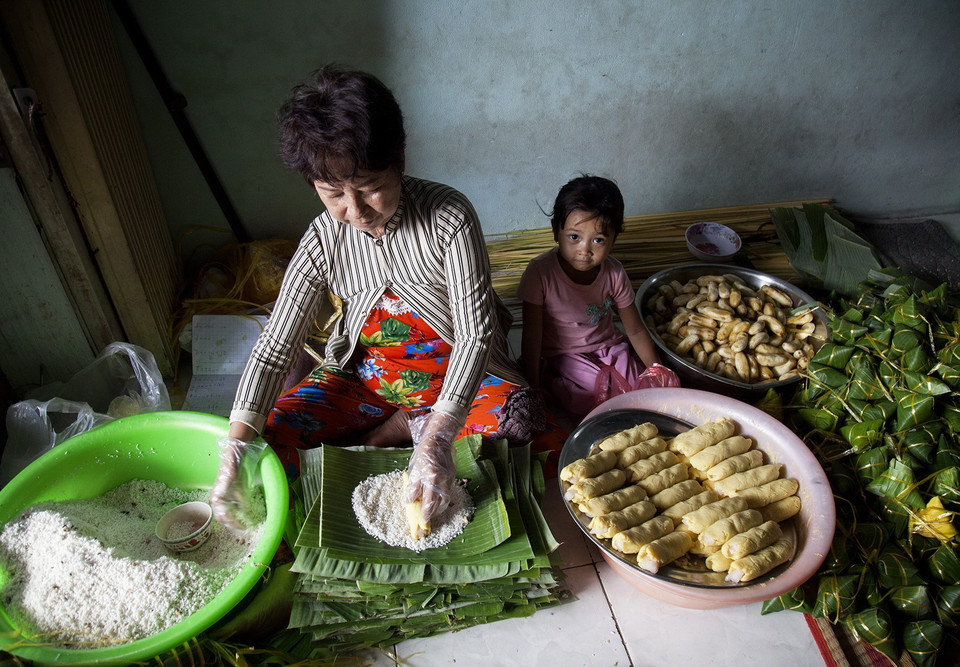 Gia đình bà Lê Thị Rớt mỗi dịp Tết gói khoảng 3.000 đòn bánh tét, lợi nhuận khoảng 6-7 triệu đồng. (Ảnh: Hồng Đạt/TTXVN)