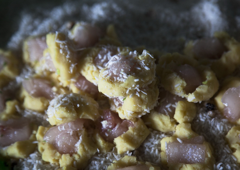 Nhân đậu xanh, thịt mỡ để gói bánh tét được chuẩn bị kỹ lưỡng. (Ảnh: Hồng Đạt/TTXVN)