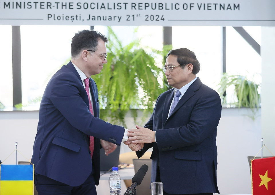 Thủ tướng Phạm Minh Chính và Bộ trưởng Bộ Kinh tế, Doanh nghiệp và Du lịch Romania Stefan-Radu Oprea. (Ảnh: Dương Giang/TTXVN)