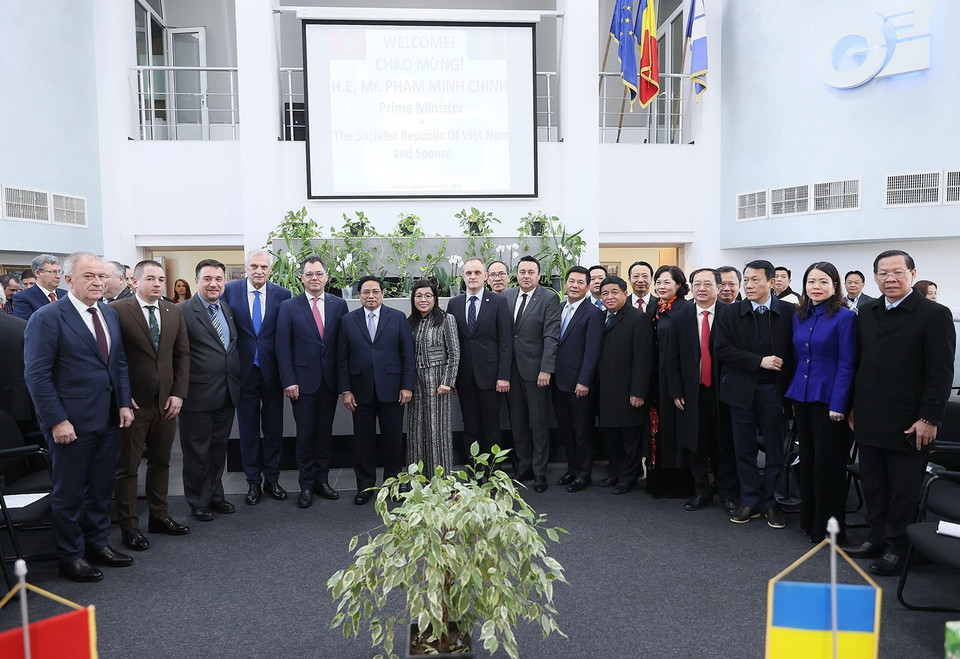 Thủ tướng Phạm Minh Chính với lãnh đạo tỉnh và Phòng Thương mại và Công nghiệp tỉnh Prahova. (Ảnh: Dương Giang/TTXVN)