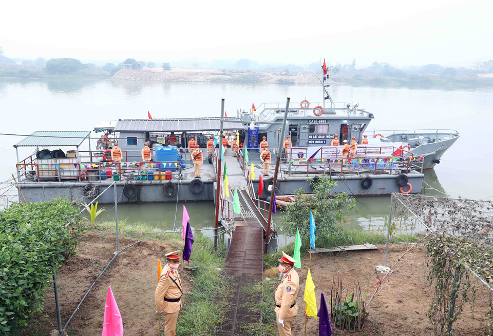Lễ ra quân thực hiện cao điểm bảo đảm trật tự, an toàn giao thông, trật tự xã hội đầu năm 2022 của Lực lượng cảnh sát giao thông đường thủy (Ảnh: Phạm Kiên/TTXVN)