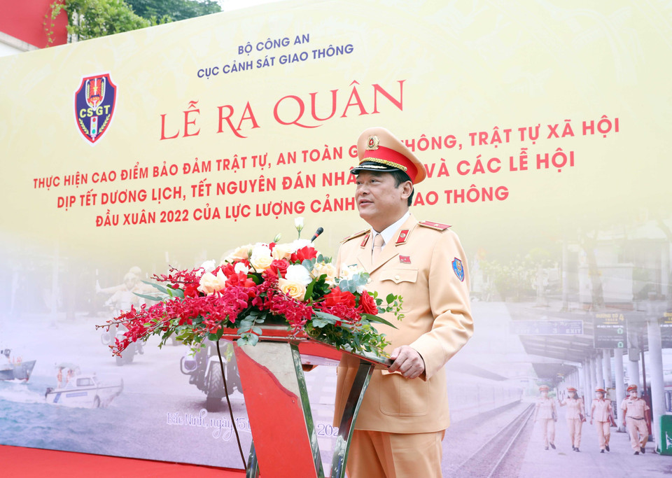 Thiếu tướng Lê Xuân Đức, Phó Cục trưởng Cục Cảnh sát giao thông, Bộ Công an, phát lệnh ra quân. (Ảnh: Phạm Kiên/TTXVN)