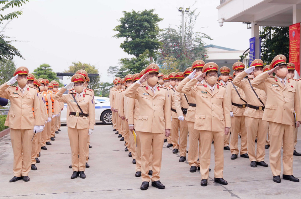 Lực lượng cảnh sát giao thông thực hiện nghi thức chào cờ tại buổi lễ ra quân. (Ảnh: Phạm Kiên/TTXVN)