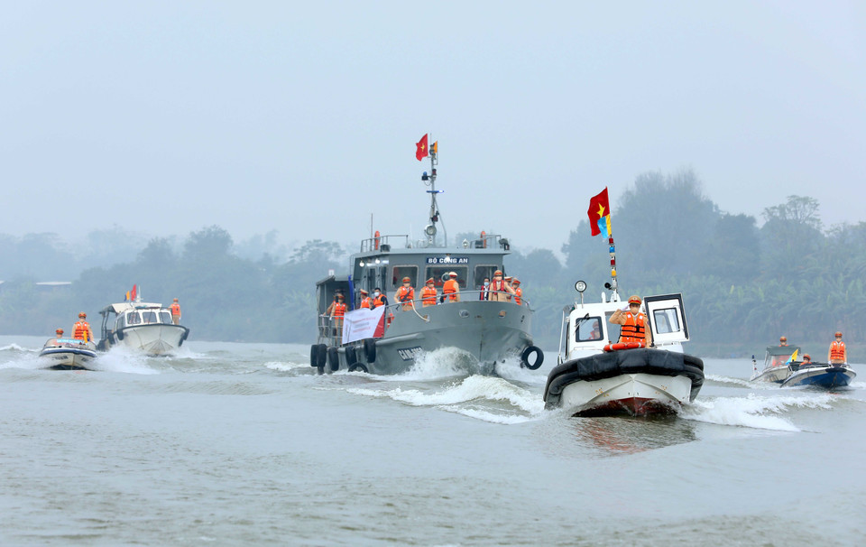 Lực lượng cảnh sát giao thông đường thủy ra quân triển khai kế hoạch thực hiện cao điểm bảo đảm trật tự, an toàn giao thông đầu năm 2022. (Ảnh: Phạm Kiên/TTXVN)