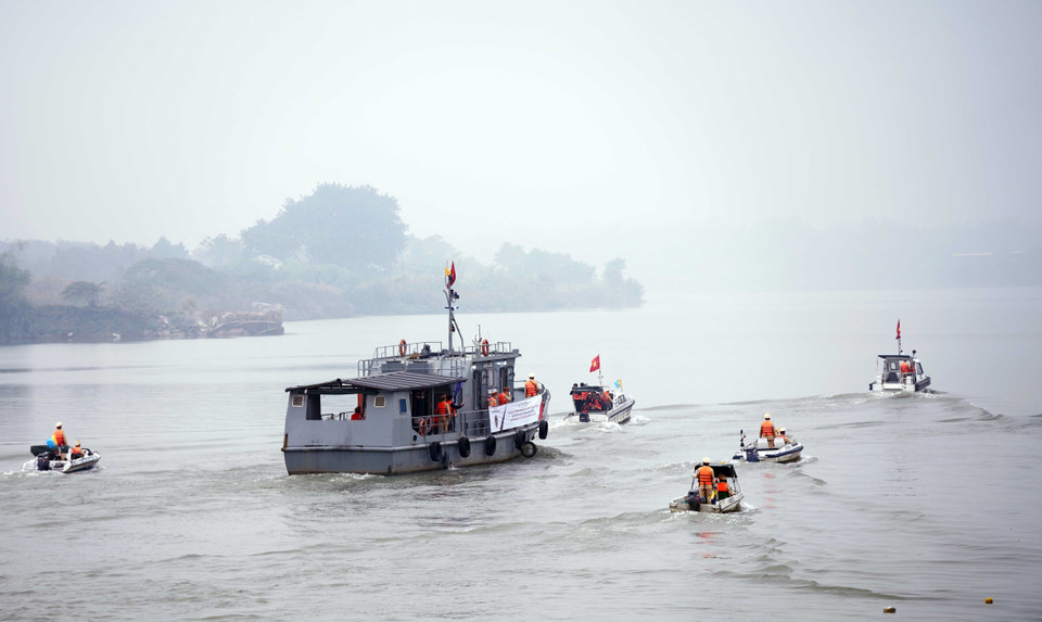 Lực lượng cảnh sát giao thông đường thủy ra quân. (Ảnh: Phạm Kiên/TTXVN)