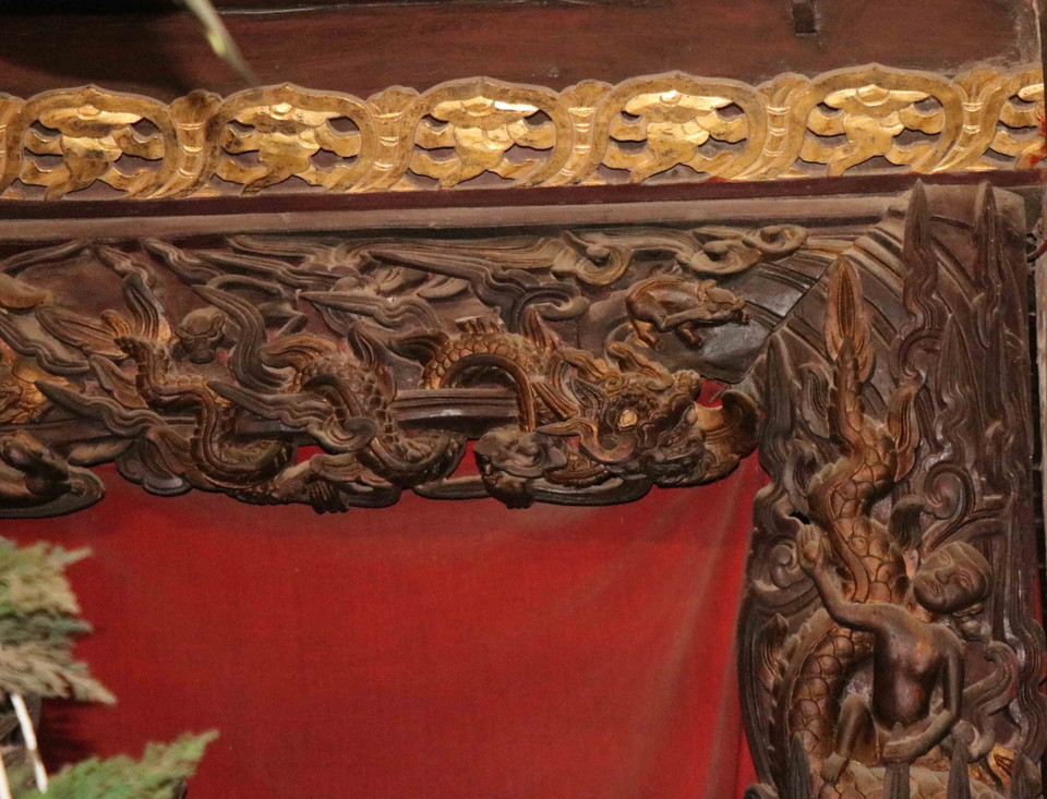 Bức chạm khắc trên tầng 5 của bức cửa võng. (Ảnh: Thanh Thương/TTXVN)