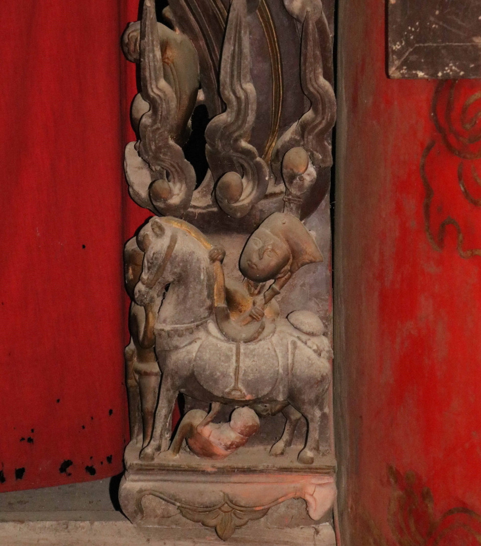 Bức Cửa võng đình Diềm, hiện được lưu giữ tại đình làng Diềm, phường Hòa Long, thành phố Bắc Ninh được làm bởi chất liệu gỗ từ năm 1692 là một kiệt tác nghệ thuật chạm khắc của nền nghệ thuật tinh hoa thời Lê Trung Hưng. Trong ảnh: Bức chạm khắc của cửa võng. (Ảnh: Thanh Thương/TTXVN)