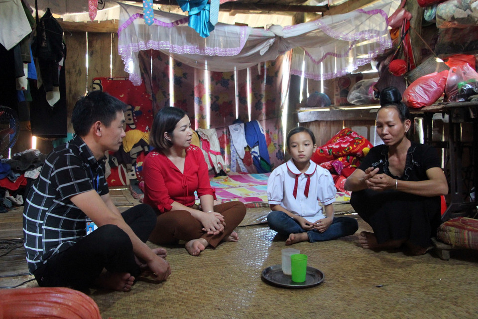 Giáo viên trường Tiểu học và Trung học cơ sở Bó Mười A, huyện Thuận Châu thăm hỏi học sinh được nhận đỡ đầu. (Ảnh: Hữu Quyết/TTXVN)