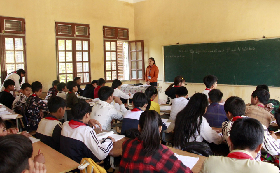 Tại huyện Thuận Châu, được sự tận tình, quan tâm giúp đỡ của các thầy cô giáo thông qua hoạt động đỡ đầu, nhiều học sinh có hoàn cảnh khó khăn ở các bản vùng sâu, vùng xa đã có thêm điều kiện để đến trường. Trong ảnh: Giờ học của học sinh trường Trung học cơ sở Mường Khiêng, huyện Thuận Châu. (Ảnh: Hữu Quyết/TTXVN)