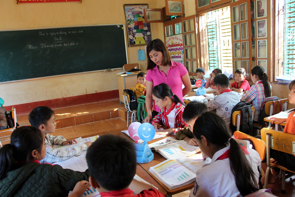 Do đời sống còn gặp nhiều khó khăn, thiếu thốn, nên việc chăm lo cho trẻ em đến trường của người dân ở nhiều địa phương trong tỉnh Sơn La vẫn chưa được chú trọng. Trong ảnh: Giờ học của học sinh trường Tiểu học và Trung học cơ sở Bó Mười A, huyện Thuận Châu. (Ảnh: Hữu Quyết/TTXVN)