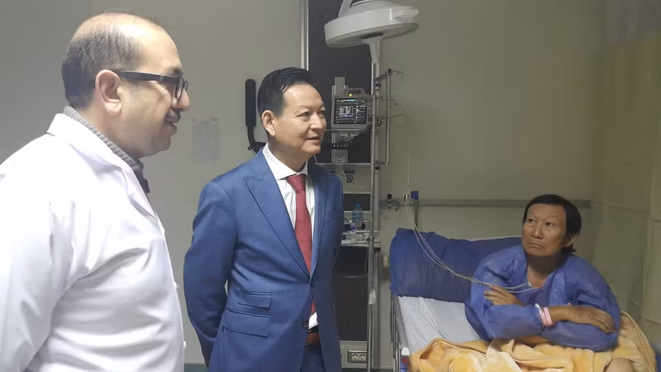 Đại sứ Việt Nam tại Ai Cập Trần Thành Công (giữa) cùng các cán bộ của Đại sứ quán đã tới bệnh viện El-Haram thăm hỏi các nạn nhân và làm việc với các quan chức nước sở tại.