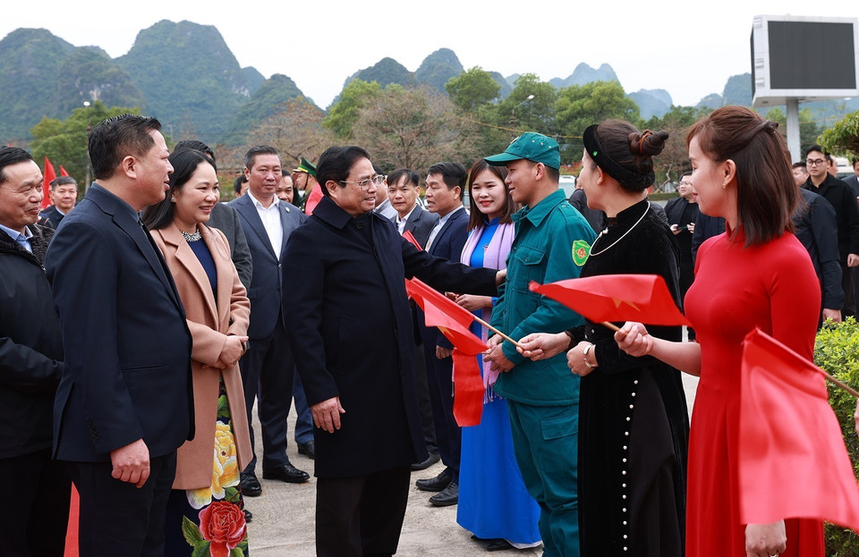 Thủ tướng Phạm Minh Chính chúc Tết công nhân, người lao động có hoàn cảnh khó khăn và đồng bào các dân tộc tại thị trấn Tà Lùng, huyện Quảng Hòa. (Ảnh: Dương Giang/TTXVN)