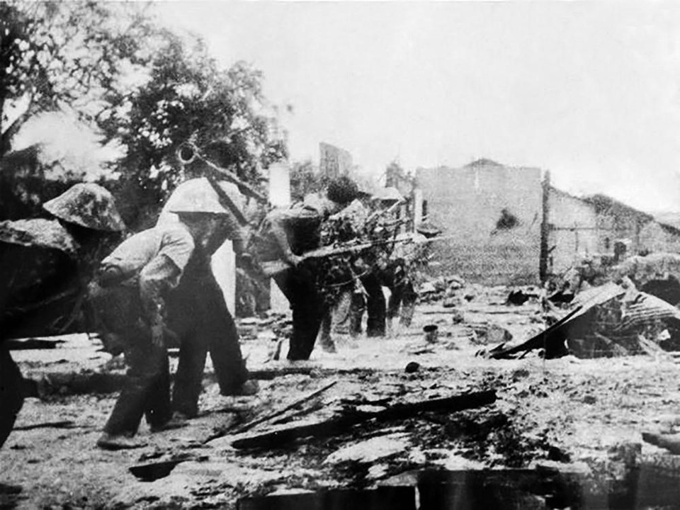 Tổng tiến công và nổi dậy đồng loạt dưới nhiều hình thức, bằng nhiều lực lượng, trên khắp các địa bàn chiến lược, buộc địch phải căng kéo lực lượng đối phó ở khắp nơi. Trong ảnh: Thanh niên Quận 6 cùng quân Giải phóng đánh địch trên đường phố Sài Gòn, ngày 3/2/1968. (Ảnh: Tư liệu/TTXVN phát)