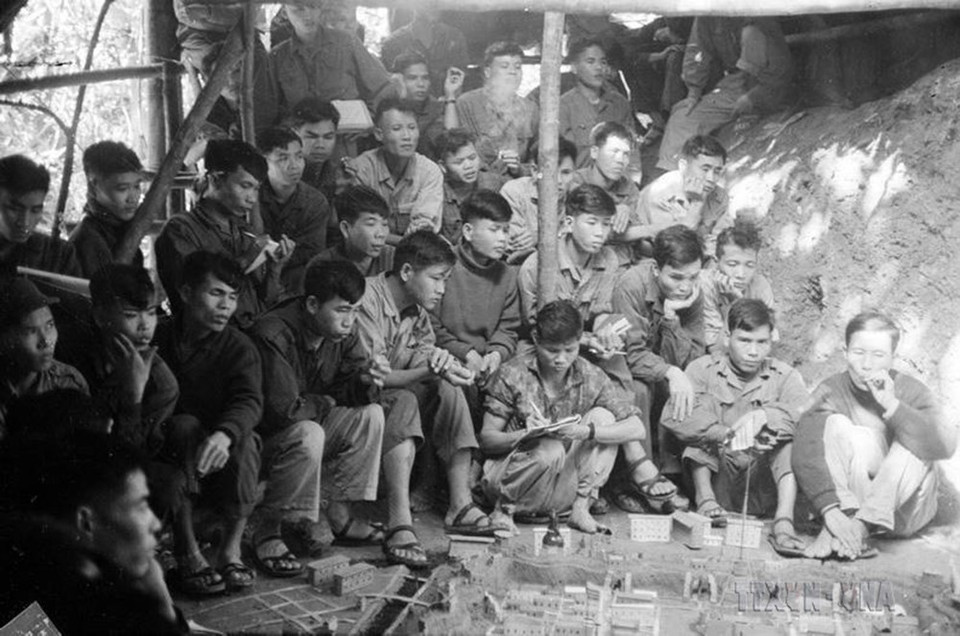 Chiến sỹ quân Giải phóng mặt trận Trị Thiên-Huế nghiên cứu sa bàn, trước trận đánh Tiểu đoàn 7 thiết giáp Ngụy ở Tam Thai, Huế, ngày 31/1/1968. (Ảnh: Tư liệu TTXVN)