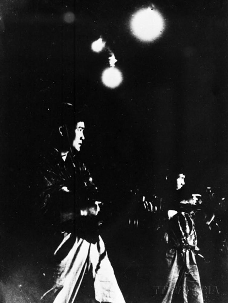 Sau khi rút kinh nghiệm đợt tấn công lần 1, Bộ Chính trị quyết định mở tiếp các đợt tấn công vào tháng 5 (đợt 2) và tháng 8 (đợt 3) năm 1968 với hướng chính vẫn nhằm vào khu vực đô thị. Trong ảnh: Quân Giải phóng tập kích sân bay Tân Sơn Nhất trong đợt 2, đêm 6/5/1968. (Ảnh: Tư liệu TTXVN)