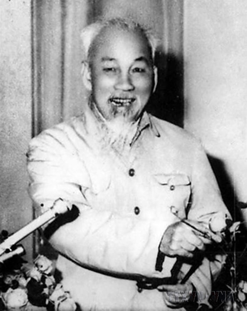 Hiệu lệnh mở màn cho cuộc Tổng tiến công và nổi dậy Xuân Mậu Thân là lúc bài thơ chúc Tết của Chủ tịch Hồ Chí Minh được phát đi trên sóng của Đài Tiếng nói Việt Nam, đêm 29 rạng 30/1/1968 (đêm Giao thừa). Quân và dân các tỉnh ven biển miền Trung và Tây Nguyên đồng loạt tiến công vào hàng loạt căn cứ của Mỹ ngụy, và 24 giờ sau đó, cuộc Tổng tiến công chính thức nổ ra trên khắp chiến trường miền Nam. (Ảnh: Tư liệu TTXVN)