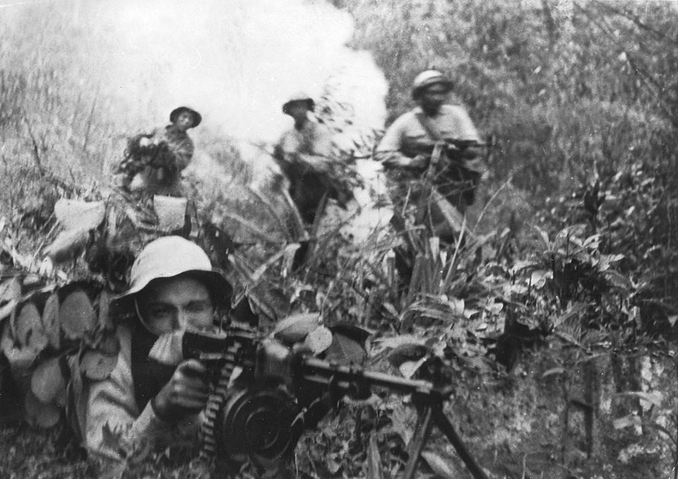 Tổng tiến công và nổi dậy Xuân Mậu Thân 1968 là lần đầu tiên ta tổ chức và phát động một cuộc tiến công đồng loạt trên chiến trường rộng lớn, tập trung vào các đô thị, trọng tâm là Sài Gòn-Gia Định, Đà Nẵng, Huế mà vẫn giữ được yếu tố bất ngờ tới giờ nổ súng, làm đảo lộn thế bố trí chiến lược của địch trên toàn miền Nam. (Ảnh: Tư liệu/TTXVN phát)