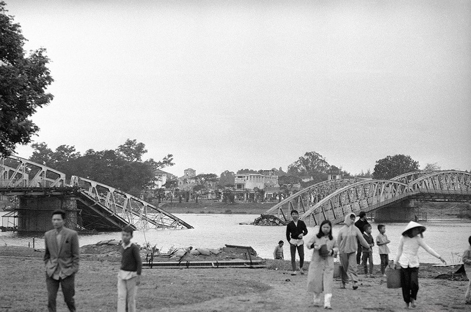 Đêm 6/2/1968, đơn vị đặc công K14 nhận nhiệm vụ đánh sập cầu Trường Tiền ở thành phố Huế để chặn đường của xe tăng Mỹ ngụy từ bờ Nam tấn công vào Thành Nội, nơi quân Giải phóng đang làm chủ. (Ảnh: Tư liệu/TTXVN phát)